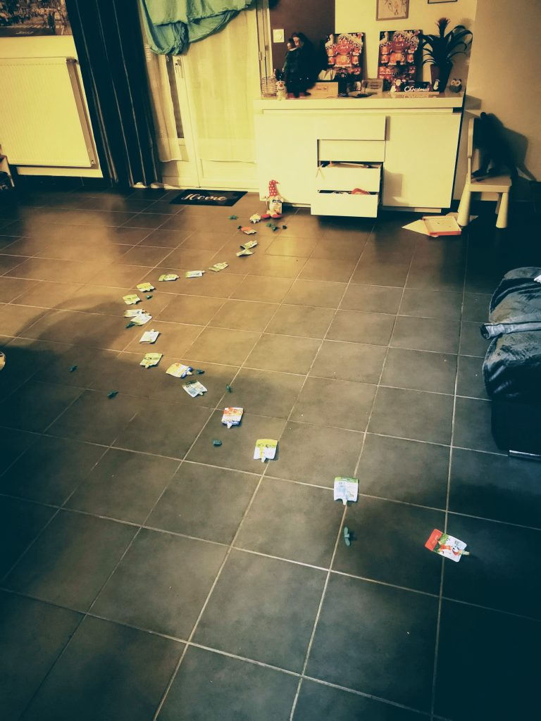 Le lutin farceur mange toutes les pom'potes